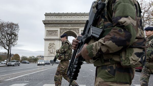 Soldats français traversent les Champs-Elysées - Sputnik Afrique