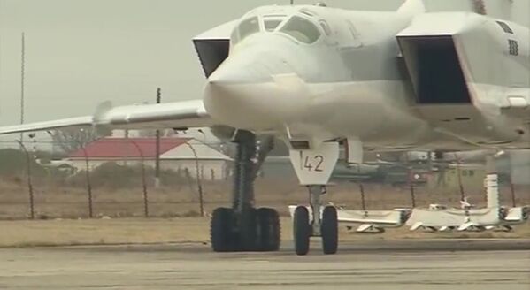 Syrie: baptême du feu pour l'aviation stratégique russe - Sputnik Afrique