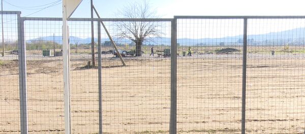 Réfugiés: la Macédoine construit un mur à la frontière grecque Réfugiés: la Macédoine construit un mur à la frontière grecque - Sputnik Afrique