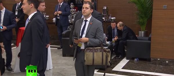 homme en gris - Sputnik Afrique