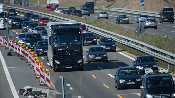A Mercedes-Benz Actros truck equipped with a highway pilot automated self-driving system drives on the A8 highway in Denkendorf, southern Germany, on October 2, 2015. - Sputnik Afrique