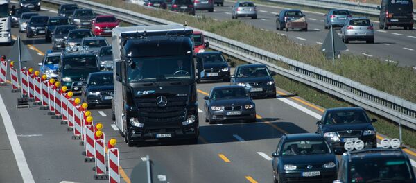 A Mercedes-Benz Actros truck equipped with a highway pilot automated self-driving system drives on the A8 highway in Denkendorf, southern Germany, on October 2, 2015. - Sputnik Afrique