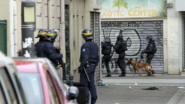 Members of special French RAID forces with a police dog and French riot police (CRS) secure the area during an operation in Saint-Denis, near Paris, France, November 18, 2015 to catch fugitives from Friday night's deadly attacks in the French capital - Sputnik Afrique