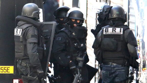 Members of French special police forces of Research and Intervention Brigade arrive during an operation in Saint-Denis, near Paris - Sputnik Afrique