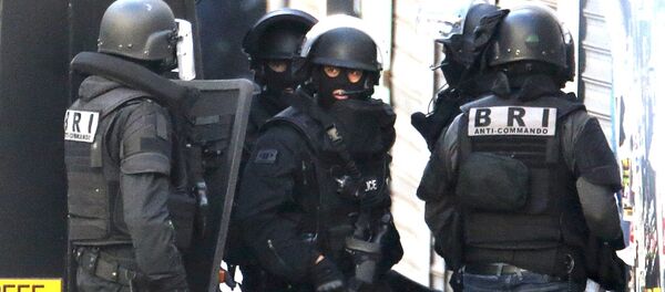 Members of French special police forces of Research and Intervention Brigade arrive during an operation in Saint-Denis, near Paris - Sputnik Afrique