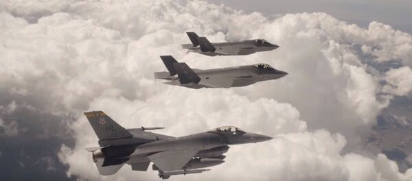 Etats-Unis: vol commun des chasseurs F-35 et F-16 - Sputnik Afrique