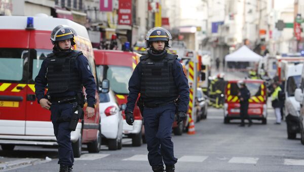 Les policiers dans le nord de Paris, banlieue de centre-ville de Saint-Denis, le 18 Novembre 2015 - Sputnik Afrique