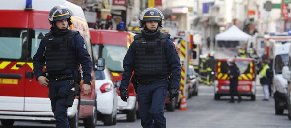 Les policiers dans le nord de Paris, banlieue de centre-ville de Saint-Denis, le 18 Novembre 2015 - Sputnik Afrique