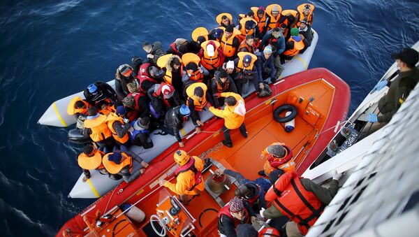 Des réfugiés près des côtes de Canakkale, Turquie, après une tentative échouée d'atterir sur l'île grecque de Lesbos, 9 novembre 2015 - Sputnik Afrique