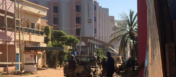 Les troupes maliennes prennent position à l'extérieur de l'hôtel Radisson Blu à Bamako le 20 Novembre, ici à 2015 Les troupes maliennes prennent position à l'extérieur de l'hôtel Radisson Blu à Bamako le 20 Novembre, ici à 2015 - Sputnik Afrique
