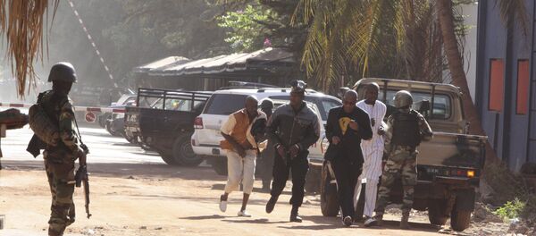 People run to flee from the Radisson Blu Hotel in Bamako, Mali, Friday, Nov. 20, 2015. - Sputnik Afrique