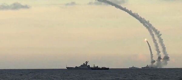 Armée de l'air russe: 18 missiles de croisière Kalibr tirés depuis les mers Caspienne et Méditerranée - Sputnik Afrique