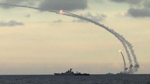 Armée de l'air russe: 18 missiles de croisière Kalibr tirés depuis les mers Caspienne et Méditerranée - Sputnik Afrique