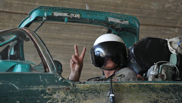 Un pilote syrien sur la base aérienne militaire Hama en Syrie - Sputnik Afrique