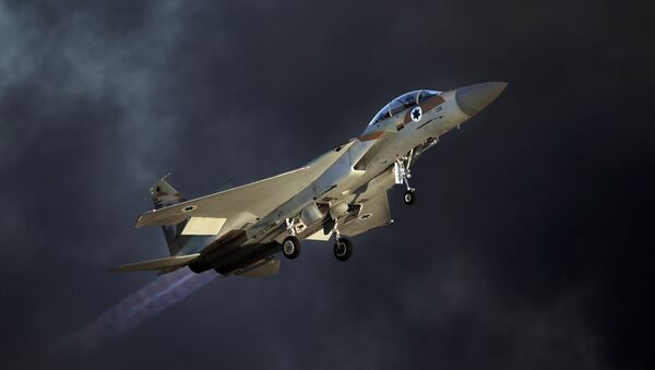 An Israeli F-15 E fighter jet takes off during an air show as part of the graduation ceremony of Israeli pilots at the Hatzerim air force base in the southern Negev desert, near the city of Beersheva, on June 25, 2015 - Sputnik Afrique