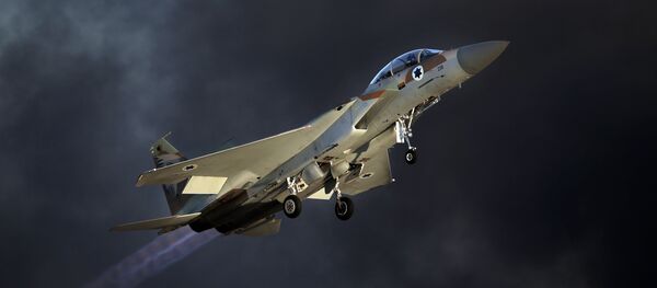 An Israeli F-15 E fighter jet takes off during an air show as part of the graduation ceremony of Israeli pilots at the Hatzerim air force base in the southern Negev desert, near the city of Beersheva, on June 25, 2015 - Sputnik Afrique