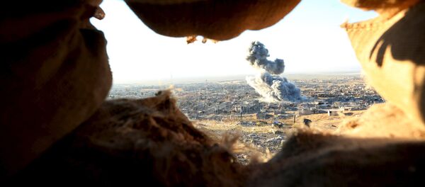 Des nuages de fumée dans la ville de Sinjar, novembre 2015 - Sputnik Afrique