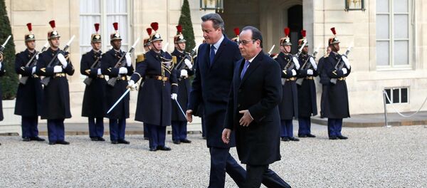 French President Francois Hollande (R) arrives with Britain's Prime Minister David Cameron at the Elysee Palace in Paris, France, November 23, 2015. REUTERS/Eric Gaillard - Sputnik Afrique