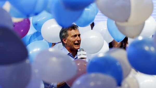Mauricio Macri, presidential candidate of the Cambiemos (Let's Change) coalition, waves to his supporters after the presidential election in Buenos Aires, Argentina, November 22, 2015. - Sputnik Afrique