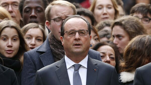 François Hollande pendant la minute de silence, nov. 16, 2015 - Sputnik Afrique