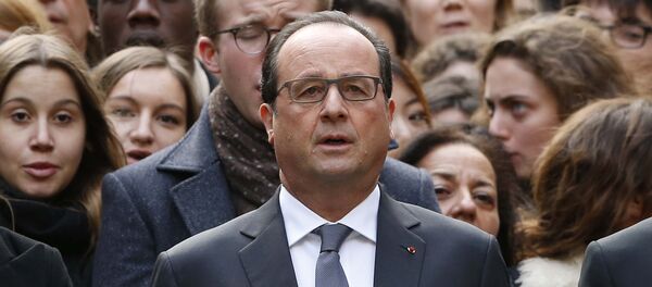 François Hollande pendant la minute de silence, nov. 16, 2015 - Sputnik Afrique