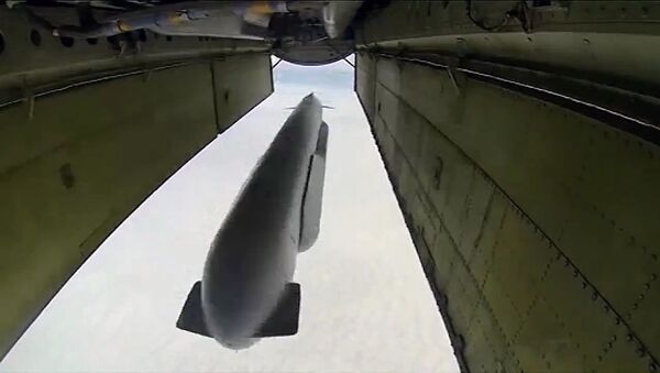 Стратегический бомбардировщик-ракетоносец Ту-95 ВКС России выпускает крылатую ракету Х-555 по объекту ИГ в Сирии - Sputnik Afrique