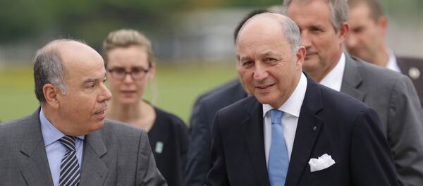 French Foreign Minister Laurent Fabius, right, talks with his Brazilian counterpart Mauro Vieira, during his arrival to meet with Brazil’s President Dilma Rousseff, at the Alvorada Palace, in Brasilia, Brazil, Sunday, Nov. 22, 2015. - Sputnik Afrique