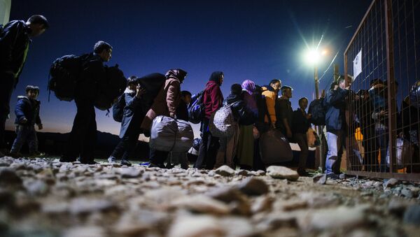 Migrants and refugees enter a registration camp after crossing the Greek-Macedonian border near Gevgelija on November 13, 2015 - Sputnik Afrique