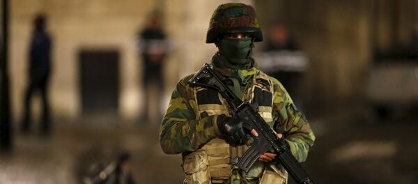 Une soldat de patrouille à Bruxelles - Sputnik Afrique