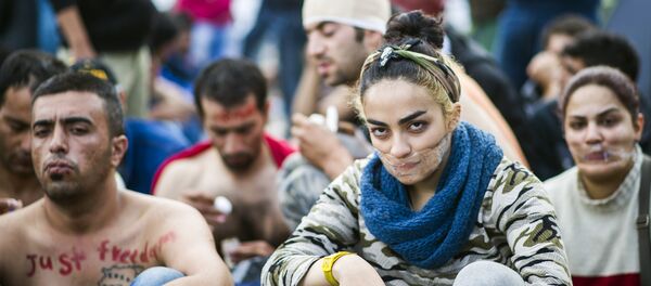 Des migrants se cousent les lèvres en signe de protestation - Sputnik Afrique