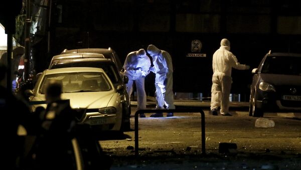 Recherche des preuves sur une rue où une bombe a explosé à Athènes - Sputnik Afrique