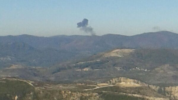 Some rises over a mountainous area in northern Syria after a war plane was shot down by Turkish fighter jets near the Turkish-Syrian border November 24, 2015 - Sputnik Afrique