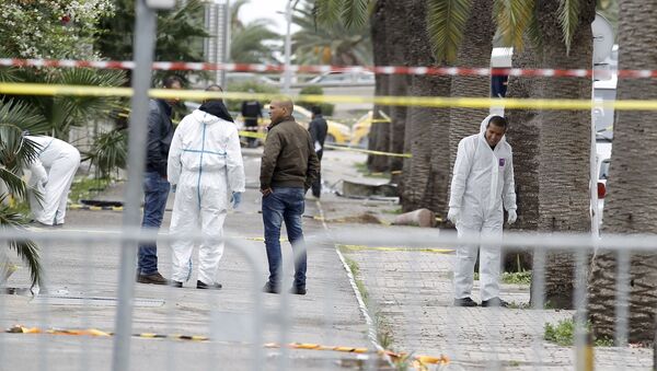 Tunisian forensics police inspect the scene of a suicide bomb attack in Tunis, Tunisia November 25, 2015. - Sputnik Afrique