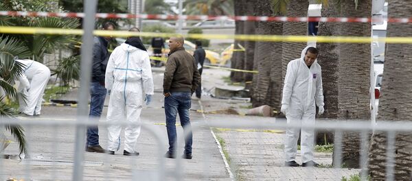 Tunisian forensics police inspect the scene of a suicide bomb attack in Tunis, Tunisia November 25, 2015. Tunisian forensics police inspect the scene of a suicide bomb attack in Tunis, Tunisia November 25, 2015. - Sputnik Afrique