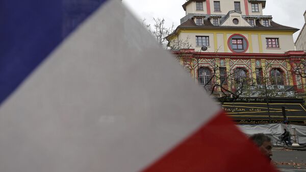 A French flag is seen in front of the Bataclan concert hall to pay tribute to the victims of the series of deadly attacks on Friday, in Paris, France, November 17, 2015.  - Sputnik Afrique