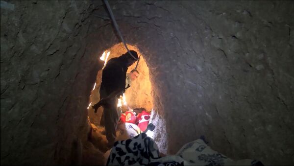 Un des tunnels, découverts par les forces kurdes après qu'elles ont pris début novembre la ville irakienne de Sinjar, du nord-ouest de l'Irak contrôlée depuis plus d'un an par Daech - Sputnik Afrique
