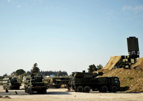 Les systèmes antiaériens russes S-400 Triumph en Syrie Les systèmes antiaériens russes S-400 Triumph en Syrie - Sputnik Afrique