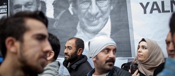 Les gens devant un poster de Can Dündar (G) et Erdem Gül (D) Les gens devant un poster de Can Dündar (G) et Erdem Gül (D) - Sputnik Afrique