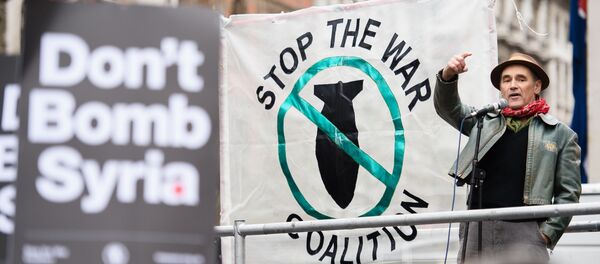 British actor Mark Rylance attends a protest outside the entrance to Downing Street in central London on November 28, 2015, against the British government's proposed involvement in air strikes against the Islamic State group in Syria. - Sputnik Afrique