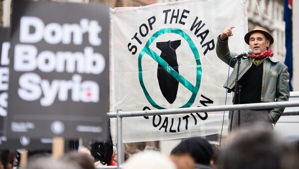 British actor Mark Rylance attends a protest outside the entrance to Downing Street in central London on November 28, 2015, against the British government's proposed involvement in air strikes against the Islamic State group in Syria. - Sputnik Afrique