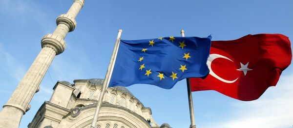 Les drapeaux de la Turquie et l'Union européenne - Sputnik Afrique