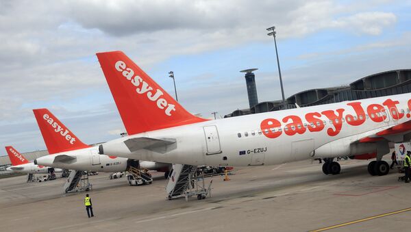 Airbus A 320 airplanes from low cost airline EasyJet are parked at Paris Roissy Charles de Gaulle airport in Roissy en France, north of Paris on April 29, 2013 - Sputnik Afrique