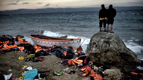 Беженцы на берегу моря на острове Лесбос в Греции - Sputnik Afrique