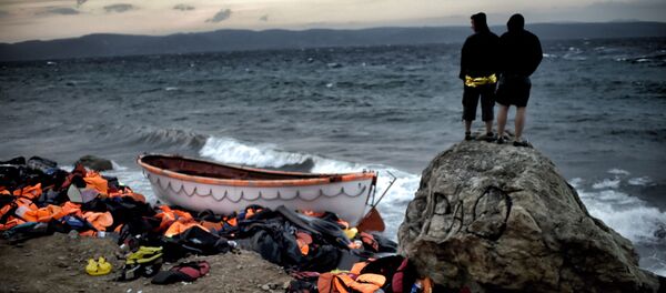 Беженцы на берегу моря на острове Лесбос в Греции - Sputnik Afrique