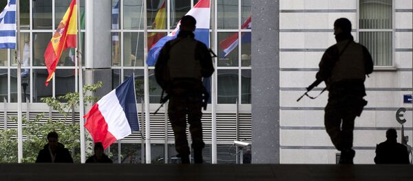 Soldats armés à l'extérieur du Parlement européen, Bruxelles, Belgique, le 17 nov. 2015. - Sputnik Afrique