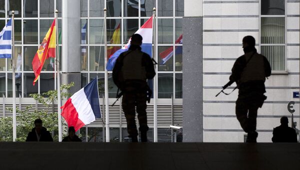 Soldats armés à l'extérieur du Parlement européen, Bruxelles, Belgique, le 17 nov. 2015. - Sputnik Afrique