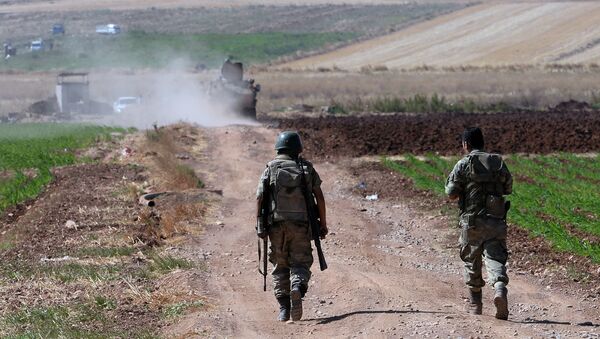 Turkish soldiers patrol near the border with Syria, ouside the village of Elbeyli, east of the town of Kilis, southeastern Turkey - Sputnik Afrique