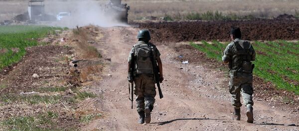 Turkish soldiers patrol near the border with Syria, ouside the village of Elbeyli, east of the town of Kilis, southeastern Turkey - Sputnik Afrique