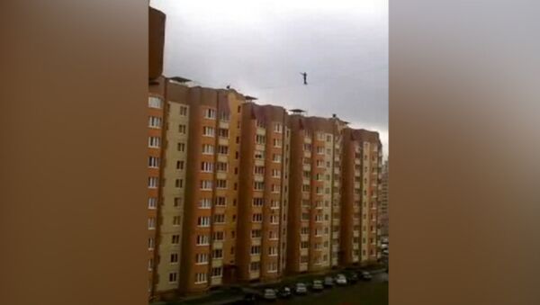 Russie: un funambule traverse la rue entre deux édifices de dix étages - Sputnik Afrique