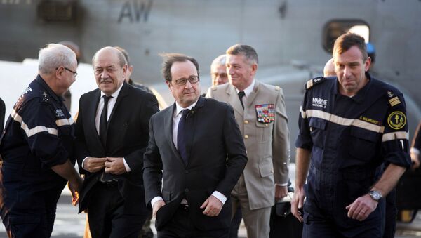 Une visite de François Hollande et Jean-Yves Le Drian sur le navire français Charles-de-Gaulle - Sputnik Afrique